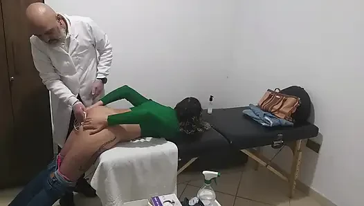 Gerçek doktor hastanın götünü ve göğüslerini muayene ediyor.