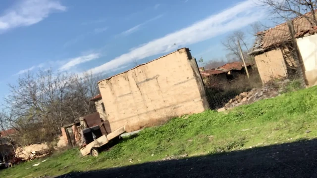 Güneşli günde çıplak yürüyor