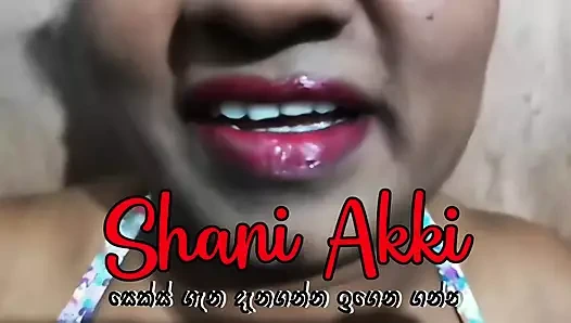 Olgun sürtük evli kadın sakso çekiyor ve yüksek sesle inleyerek siyah amcığı parmaklıyor