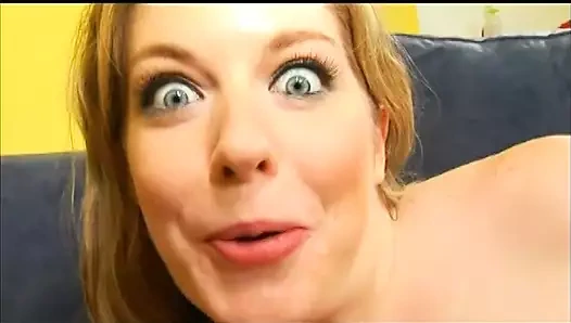 Porno yıldızı sert bir yarak götüne saplarken büyük götünü sektiriyor