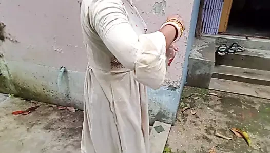 Ajanabi Pani Peene Ghar Andar Aya Or Mujhe Chod Ke Chala Gya