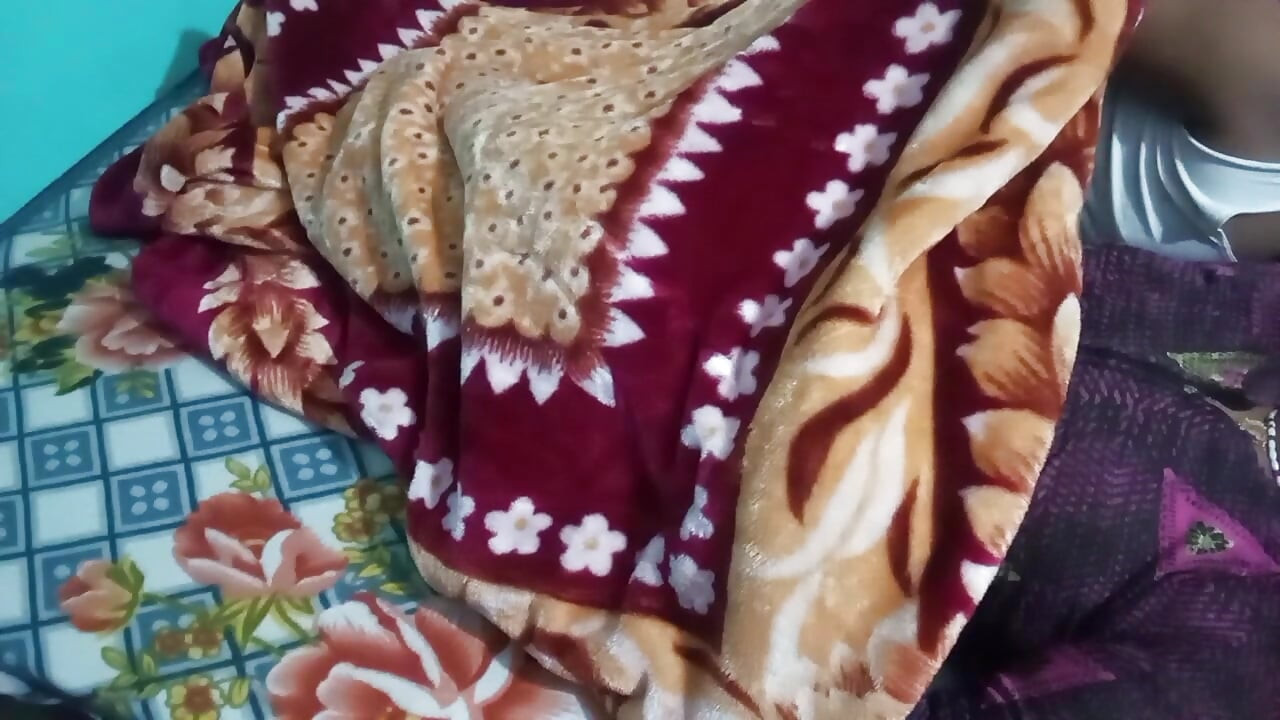 Hintli çiftin romantik videosu.