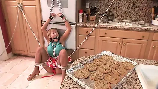 Üvey annemi zincirlerle bağladım ve onu siktim...