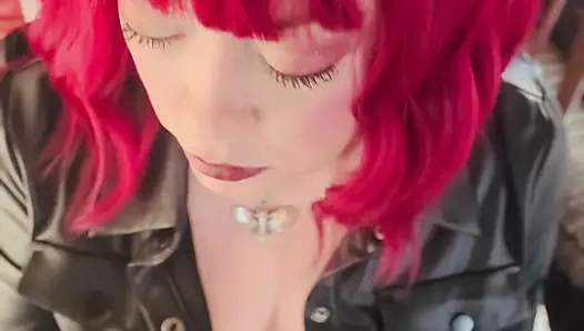 Sahibeniz Tina Snua deri zincirli giyinmiş sigara içiyor 2 mantar sigarası