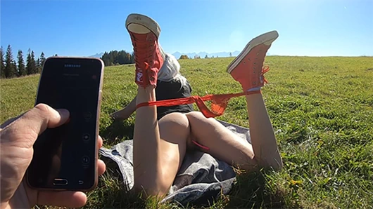 Halka açık uzaktan kumanda seksi amcığını!