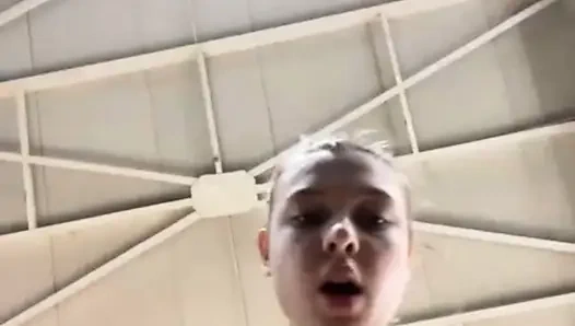 Spor salonunda sert sikişen sarışın kız