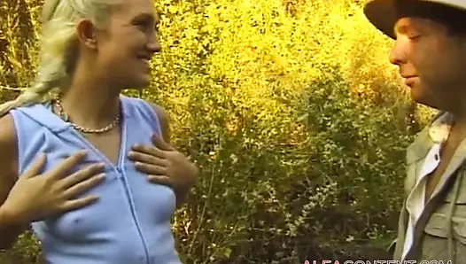 Saf sarışın benim araştırmacı olduğuma inanıyordu.