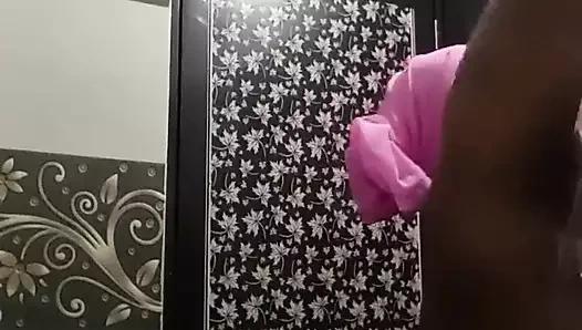 Üniversite öğrencisi banyoda sabun performans videoları