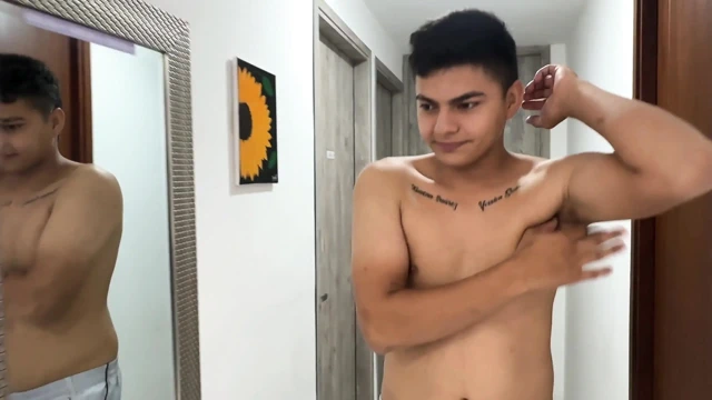 Mientras estoy lavando veo a mi curioso hermanastro oler mis pantis, me pongo cachonda de verlo y enfes follarmelo duro.