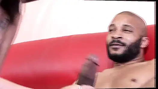 Bir Asyalı büyük siyah yarağı deniyor