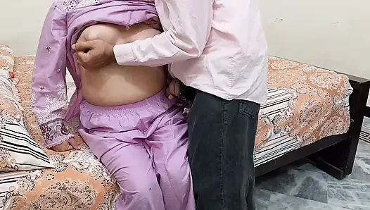 Hintli evli kadın evde yokken kocasını aldatıyor