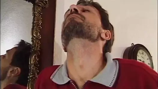 Sarışın orta yaşlı seksi kadın büyük yarakla sikişiyor ve seviyor