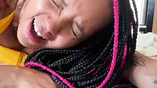 Parasız evime geldi sakarlık yapıyordu ve bardağımı kırdı şimdi o götle ödemek zorunda