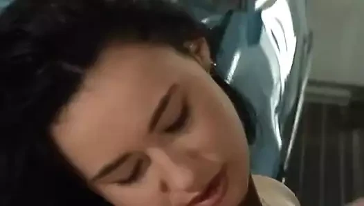 Kırmızı elbiseli ateşli esmer kadın araba satıcısında sikişiyor (cj)