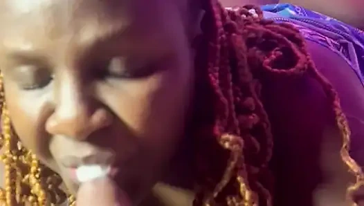 Ona derin gırtlak öpücüğü veriyor