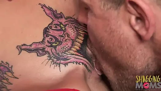 Ateşli inek bebek canavar bir yarakla uyanıyor