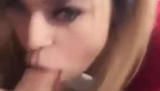Sarışın seks oyuncağı ağzına boşalana kadar bir yarağı gırtlağına kadar alıyor
