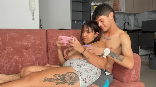 Üvey annemin büyük göğüsleriyle oynarken ona cep telefonumla nasıl oynayacağı öğretiyorum.