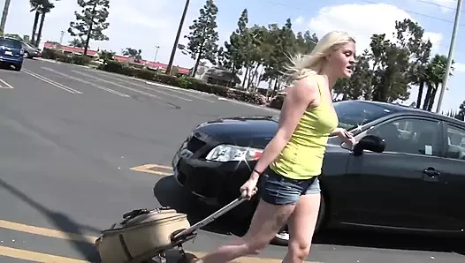 Riley Evans ve Bayan Dallas uzun zaman önce evden kaçan sarışın lezbiyenler.