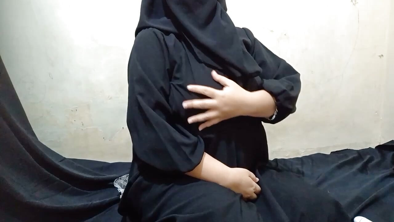 Peçeli Kadın Tek Başına Pembe Amını Fışkırtıyor