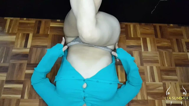 Erkek delisi evli kadın kocasının ve sevgilisinin yarağının daha fazlasını istiyor, sulu amına mastürbasyon yapıyor