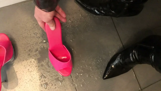 Pembe Yüksek Topuklu Terliklere İşeme ve Boşalma - Kullanıcı İsteği