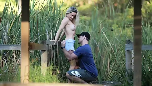 Çift umursamıyormuş gibi sikişiyor