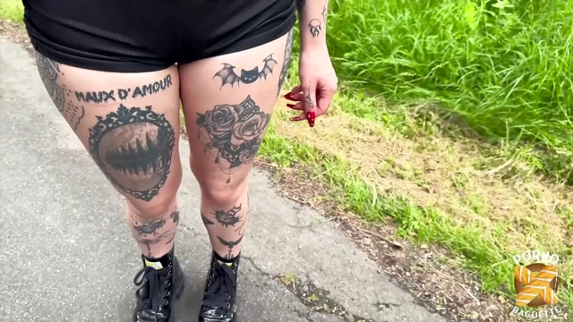 Güzel kızıl saçlı Trixy ateşli üçlü sekste sikiliyor