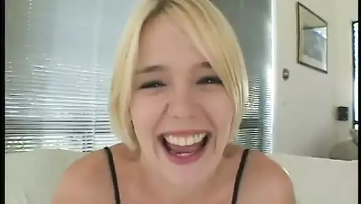 Siyah oyuncu oturma odasında azgın beyaz kadını sikiyor ve yüzüne boşaltıyor