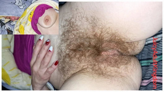 Evli kadının kıllı gerilmiş amcığı. Uykuya dalmadan önce mastürbasyonunu kaydettim.