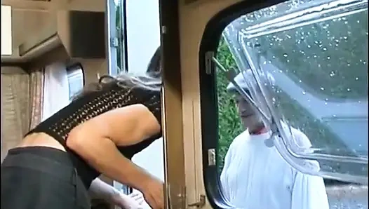 Dede sikişmeden önce onu eldivenle yıkayan en sevdiği fahişeyi ziyaret ediyor!