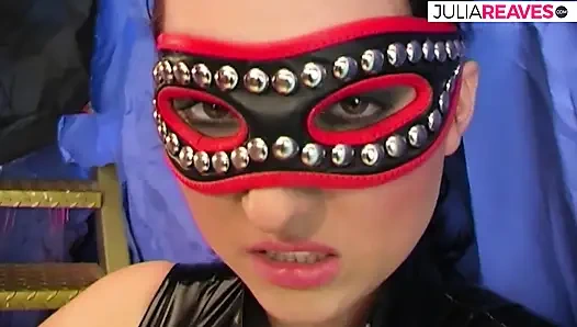 Maskeli adam deri fetiş bayanı sikiyor