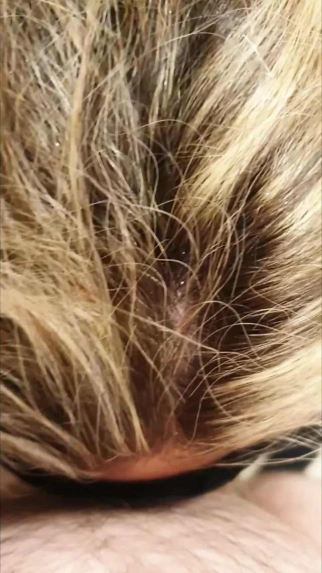 Orta yaşlı seksi kadın victoria bağlı ve emiyor