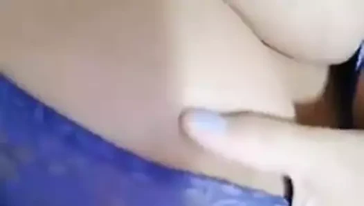 Loira excebindo os peitos