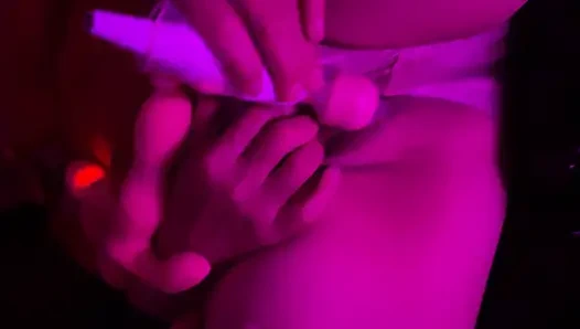 Evli bir kadına dildo kullanarak mastürbasyon yapıyor