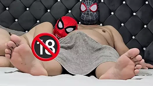 Üvey anne kocasını aldatırken üvey oğluna sakso çekerken yakalandı