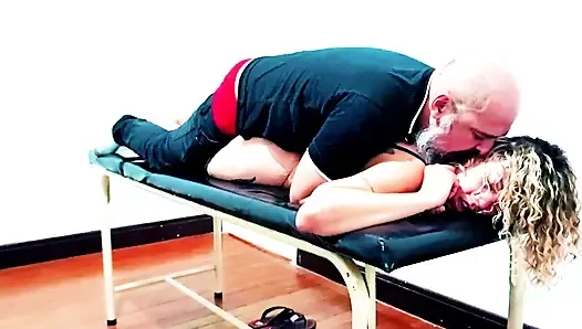 Klinikte muayene masasında sert seks.
