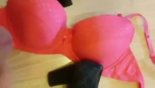Sütyen boşalması 40