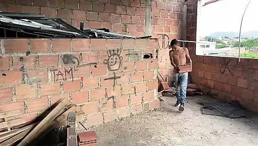 mi hermanastro me calienta cuando le voy a llevar el almuerzo a su trabajo y me termina follando