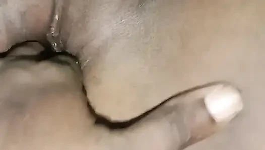 Üvey kız arkadaşımın amına yağla masaj yaptı ve parmaklandı.