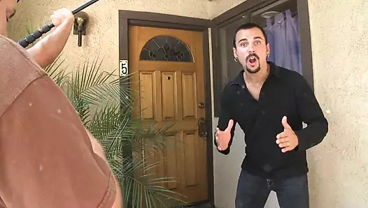 Azgın adam sevimli sarışını arkadan siktirıyor