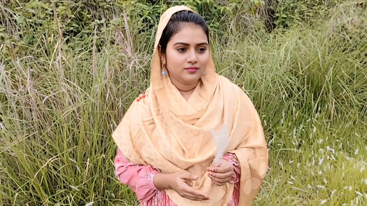 Açık havada güzel Hintli bangla köyü yenge zar zor anal sikişiyor video. 01
