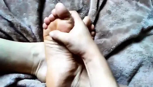 Sabah ayak gösterisi vol 1 sadece biraz çıplak ayakla azdırıyor /gösteriş yapıyor. Bu sabah erkenden ayaklarımın görüneceğini fark ettim