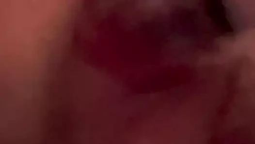 Sikişme makinesini kullanarak yoğun kremsi fışkırtma