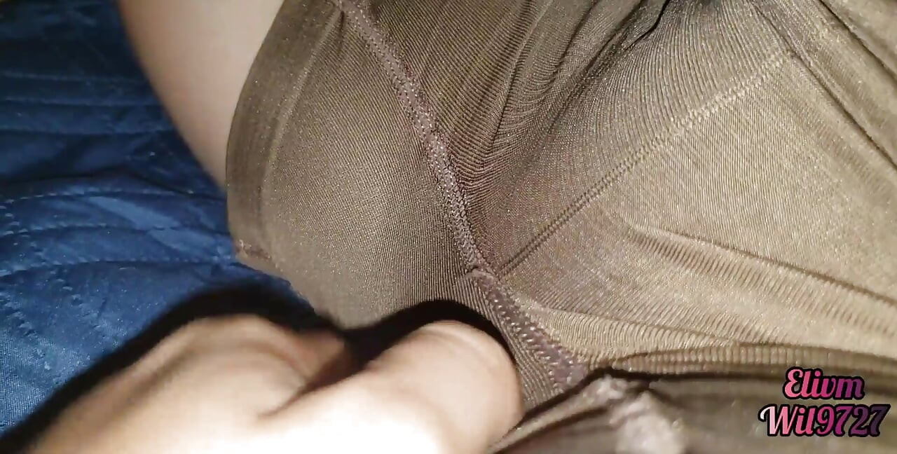 Xxx desi üvey kız kardeşim ziyarete geldiğinde amıyla oynamama izin veriyor yatağıma biniyor