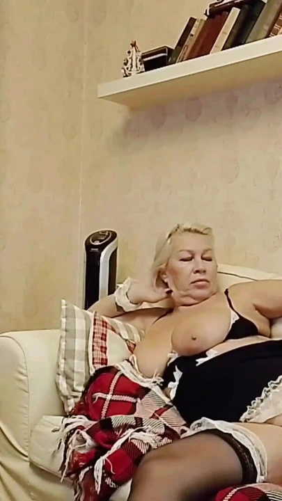 Üvey annem televizyon izliyor ve ben ona mastürbasyon yapıyorum | Klip 2