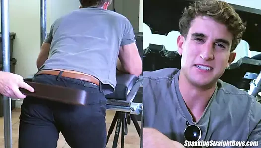 Düz bir çocuk gerçek bir doğum günü şaplak alır