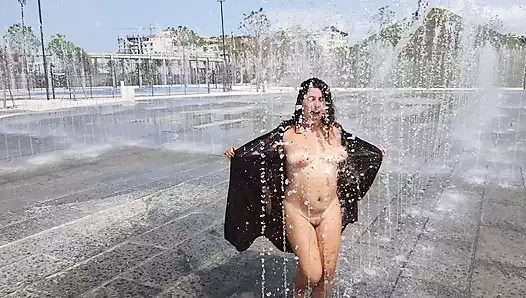 Ateşli öğrenci ExpressiaGirl'ün halka açık yürüyüşü! Teşhir eden büyük memeler ve kıllı amcık!