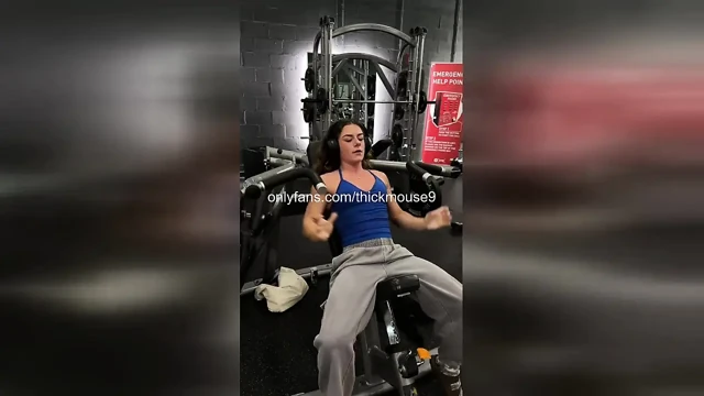 Eyvah spor salonunda: Egzersiz sırasında yanlışlıkla kızın amını zar zor yasal olarak teşhir ediyor!