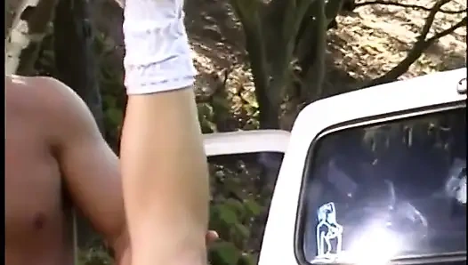 Ayakkabılı sürtük sarışın sulu kel amını yalatıyor sonra açık havada sert sikiliyor